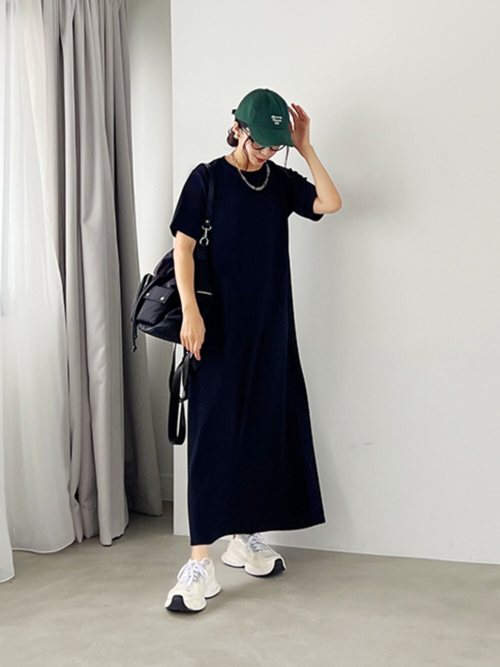 「ワンピース、休日スタイル、お出かけコーデ、サンダル、きれいめカジュアル、シンプルコーデ、オトナカジュアル、styledeli、スタイルデリ、オトナ女子」｜「STYLE DELIの凹凸柄感カットソー生地の半袖ワンピース（ワンピース、ブルー系）」を使った、STYELEDELIさん（レディース・157cm）の夏コーディネートの1枚目の写真