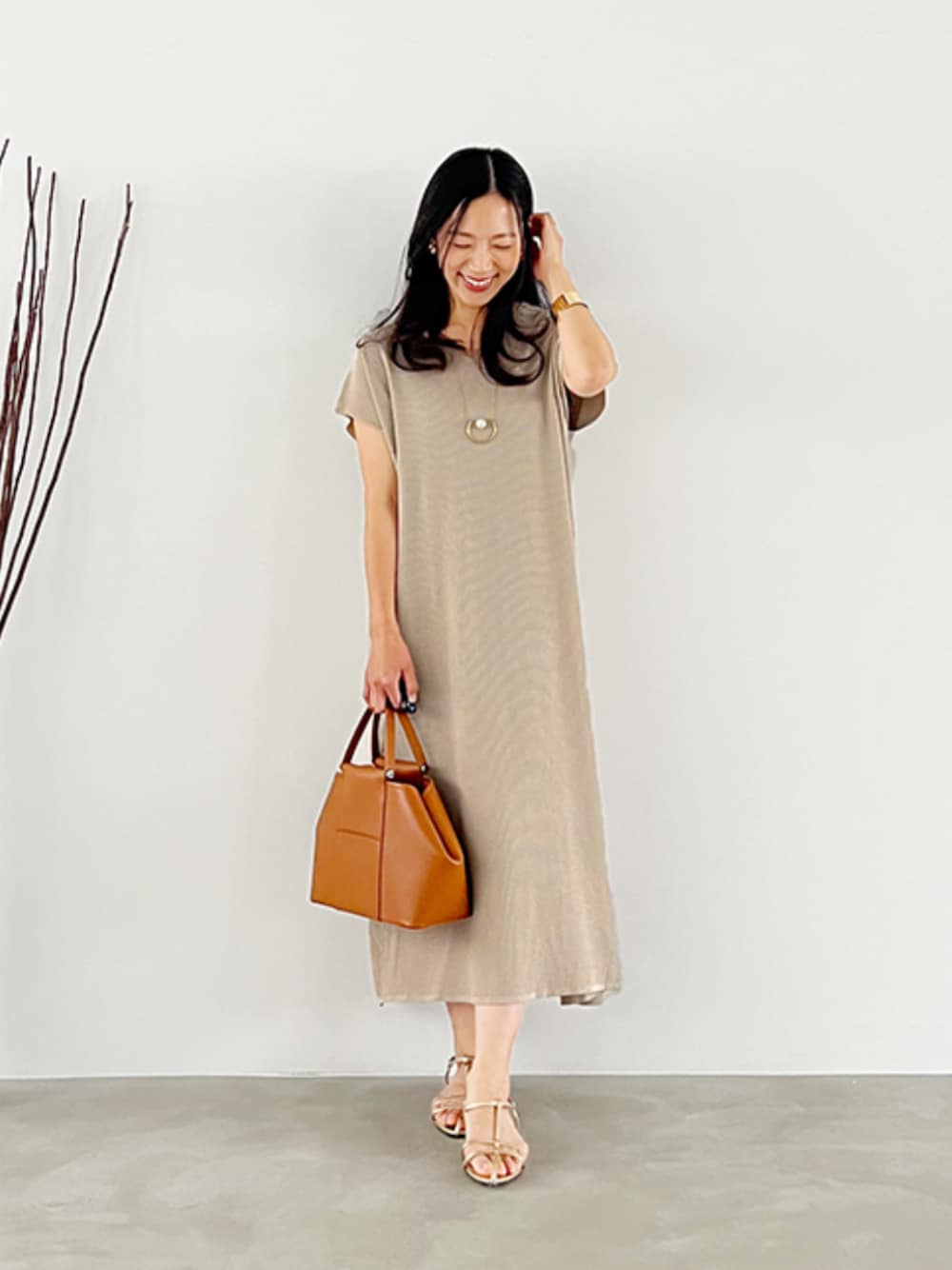 「サンダル、おでかけコーデ、大人ファッション、カジュアルスタイル、オトナカジュアル、夏服コーデ、パンツコーデ、春夏コーデ、休日スタイル、大人可愛い、リラックススタイル、オフィスカジュアル、シンプルスタイル、スタイルデリ、styledeli」｜「STYLE DELIの落ち感の良いサーマル編み調Vネックニットワンピース（ワンピース、ベージュ系）」を使った、STYELEDELIさん（レディース・157cm）の夏コーディネートの1枚目の写真