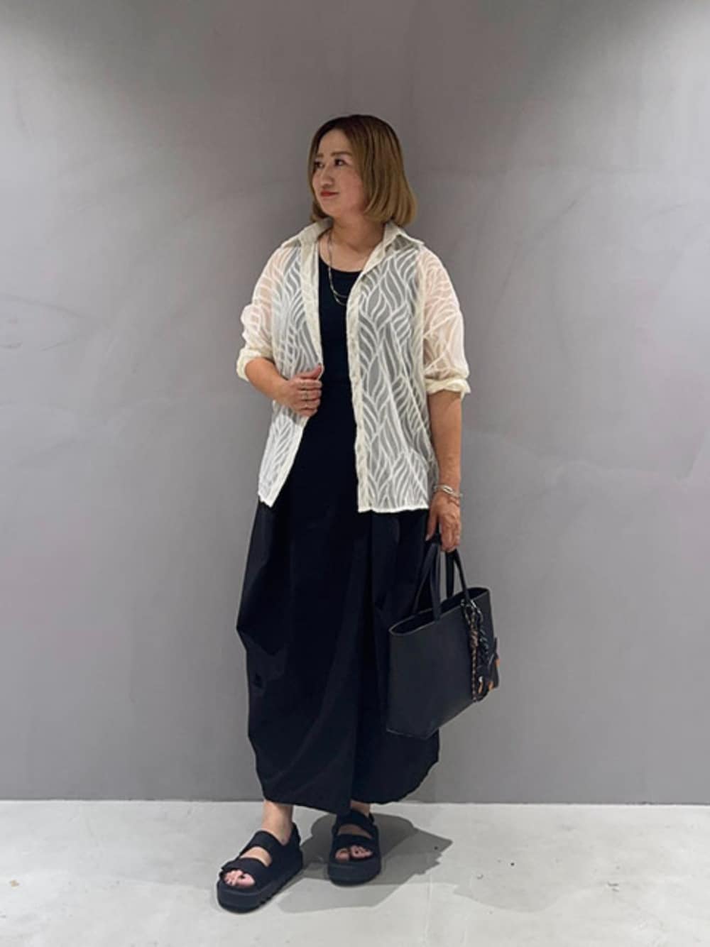 「柄シャツ、ブラックコーデ、シアートップス、夏コーデ、サンダル、シャツスタイル、ノースリーブ、お出かけコーデ、休日スタイル、スタイルデリ、styledeli、夏服コーデ、シンプルスタイル、大人コーデ、キレイめ」｜「STYLE DELIの【Made in JAPAN】太めバインダーリブタンクトップ（タンクトップ、ブラック系）」を使った、STYELEDELIさん（レディース・163cm）の夏コーディネートの1枚目の写真