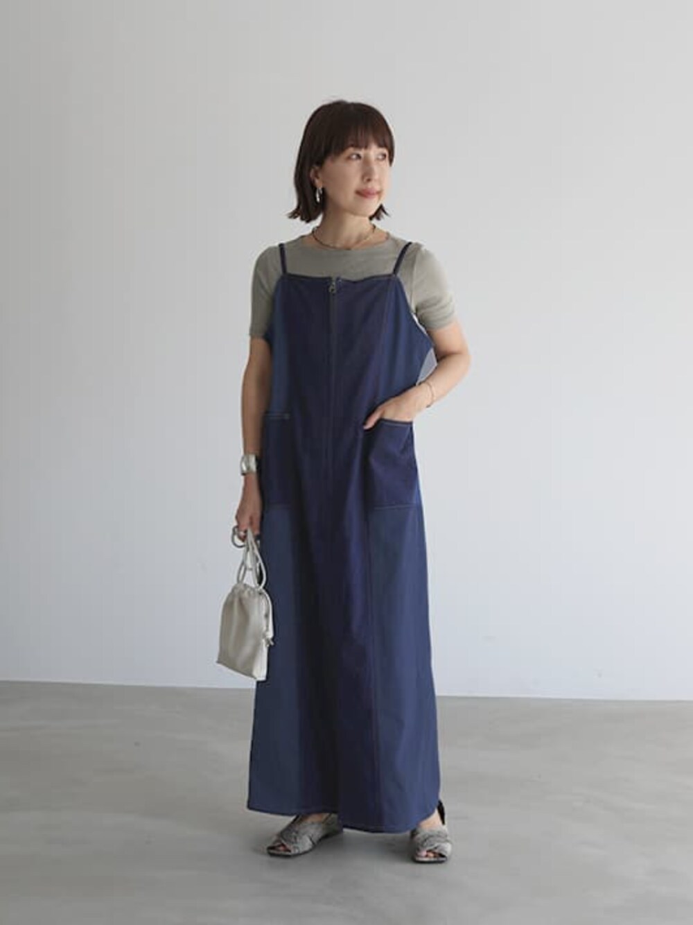 「春コーデ、大人カジュアル、ワンピース、休日スタイル、デートコーデ、お出かけコーデ、春服、カジュアルスタイル、大人かわいい、キレイめカジュアル、レディースファッション、デニムスカート、最近のいい感じコーデ、styledeli、スタイルデリ」｜「STYLE DELIの【LUXE】細見え配色デニムキャミワンピース（ワンピース、ブルー系）」を使った、STYELEDELIさん（レディース・153cm）の春コーディネートの1枚目の写真