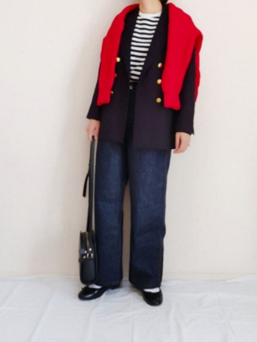 「大人カジュアル、肩掛けカーデ、マリン、赤ニット、テーラードジャケット、ボーダートップス、デニムパンツ、UNIQLO U、白ソックス、バレエシューズ」｜「mysty womanのTRギャバロングテーラードジャケット（テーラードジャケット、ブルー系）」を使った、nonさん（レディース・159cm）の春コーディネートの1枚目の写真