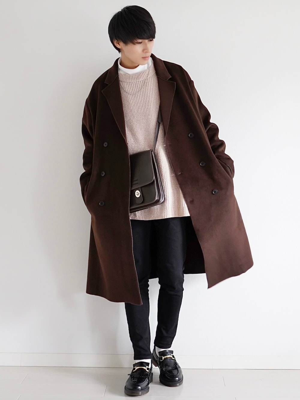 ブラウン系のチェスターコート、グリーン系のチェスターコート、レッド系のチェスターコートを着用したメンズの冬コーディネートの1枚目の写真