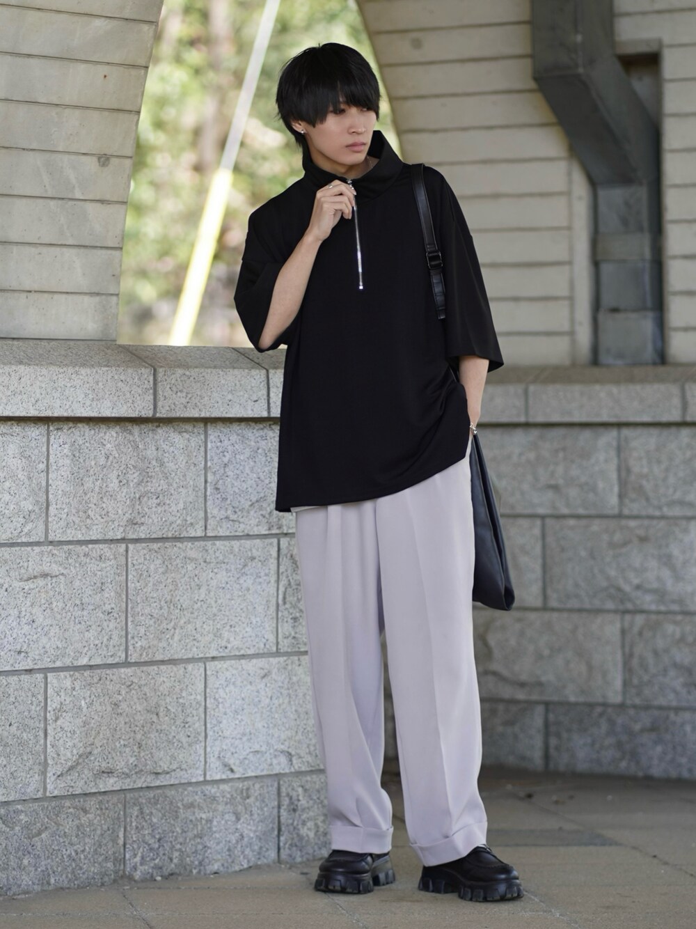 ブラック系のTシャツ/カットソー、ブラック系のトートバッグ、グレー系のスラックスを着用したメンズの春コーディネートの1枚目の写真