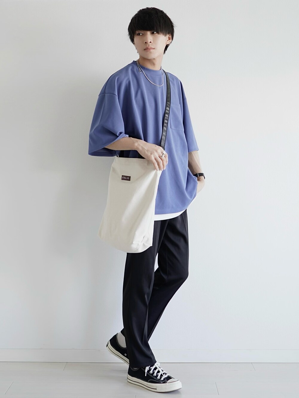 ブルー系のTシャツ/カットソー、ブラック系のスラックス、ホワイト系のトートバッグを着用したメンズの夏コーディネートの1枚目の写真