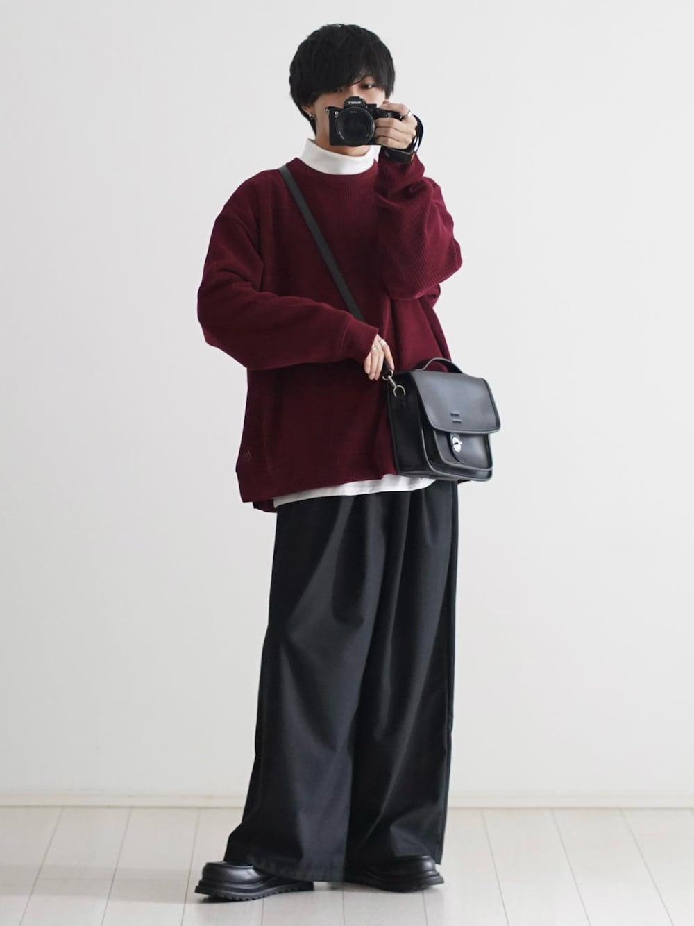 「レイヤードスタイル、古着MIX、スウェット、モックネック、コーデュロイ、スラックス、ワイドパンツ、厚底シューズ、ショルダーバッグ、秋コーデ、シンプルコーデ、プチプラ、きれいめカジュアル、休日スタイル、ローファー」｜「ETELIOのカットコーデュロイクルーネックプルオーバー（スウェット、レッド系）」を使った、こーせ︎︎︎︎︎︎︎︎さん（メンズ・169cm）の秋コーディネートの1枚目の写真
