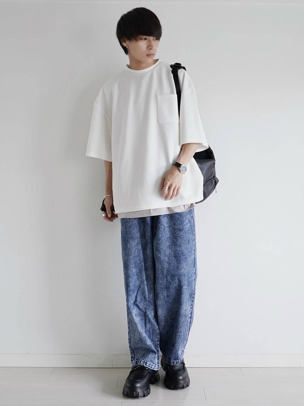 ホワイト系のTシャツ/カットソー、ブルー系のデニムパンツ、ブラック系のバックパック/リュックを着用したメンズの夏コーディネートの1枚目の写真