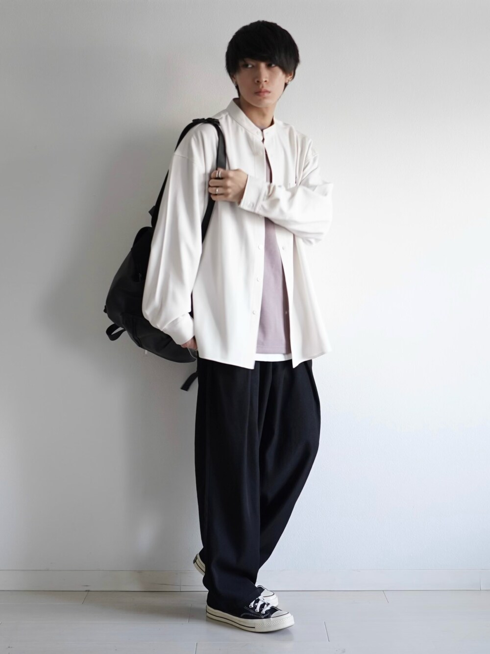 「秋服準備はじめました、秋コーデ、シャツスタイル、バンドカラーシャツ、リュック、レイヤードスタイル、スニーカー、ETELIO、エテリオ、白シャツ、シンプルコーデ、プチプラ、きれいめカジュアル、休日スタイル、ビッグシルエット」｜「ETELIOのルーズシルエット長袖バンドカラーシャツ（シャツ/ブラウス、ベージュ系）」を使った、こーせ︎︎︎︎︎︎︎︎さん（メンズ・169cm）の夏コーディネートの1枚目の写真