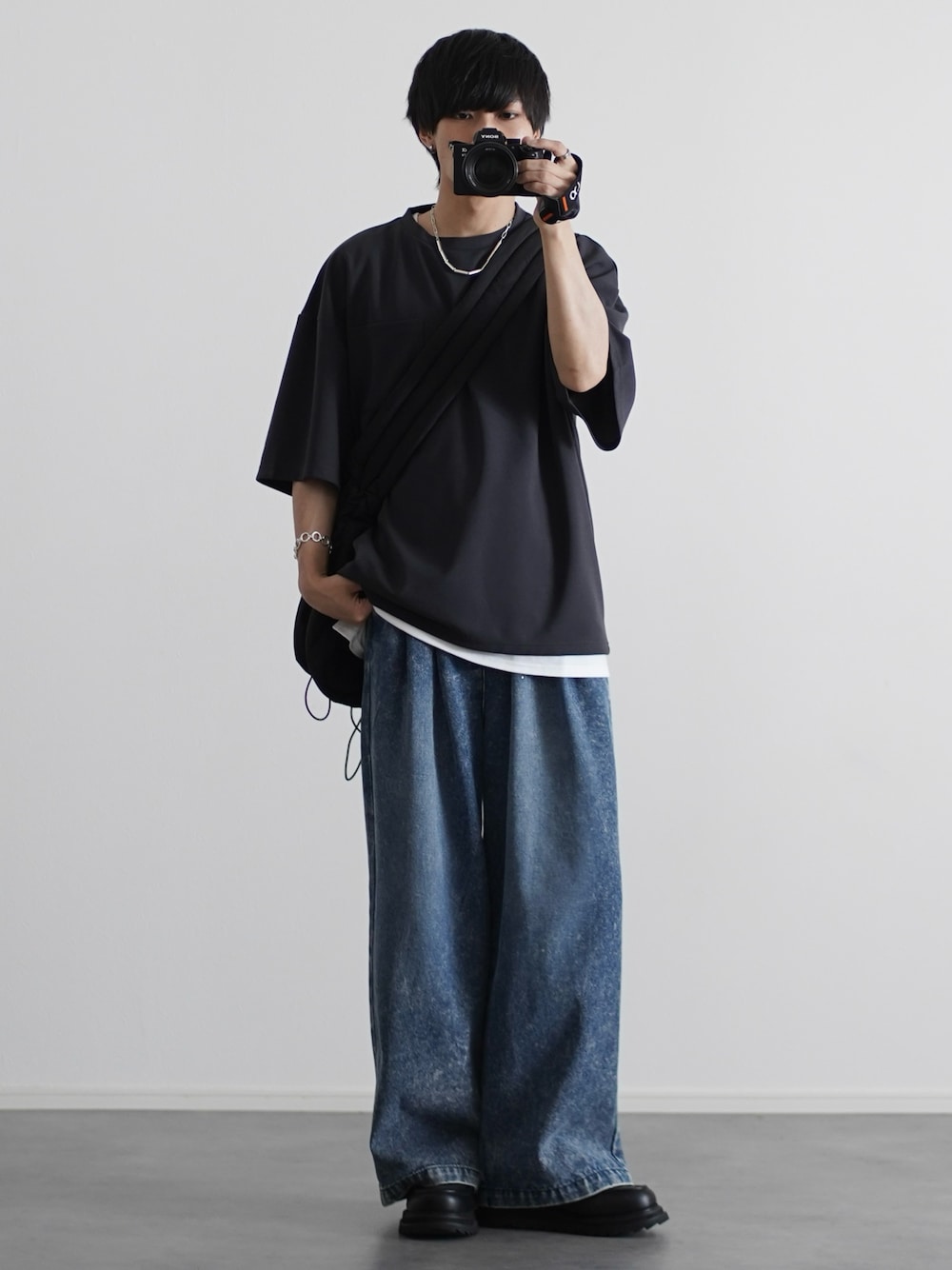 「春めき満開コーデ、春色、デニム、デニムパンツ、Tシャツ、レイヤードスタイル、お出かけコーデ、デートコーデ、厚底シューズ、シンプルコーデ、プチプラ、きれいめカジュアル、休日スタイル、夏コーデ、ローファー」｜「ETELIOの【25SS】【2点セット】接触冷感/抗菌防臭　梨地ポケット付きクルービッグTシャツ＆ロングタンクトップアンサンブルセット リニューアル（Tシャツ/カットソー、グレー系）」を使った、こーせ︎︎︎︎︎︎︎︎さん（メンズ・169cm）の春コーディネートの1枚目の写真