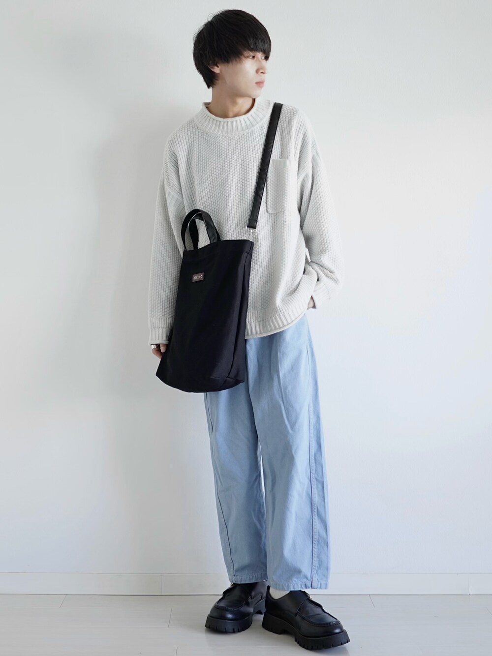 「はじめましてコーデ、春ニット、ニット、トートバッグ、ショルダーバッグ、デニム、デニムパンツ、淡色コーデ、淡色デニム、シンプルコーデ、プチプラ、ローファー、厚底シューズ、ETELIO、エテリオ」｜「ETELIOのビッグシルエットクルーネックガンジーニット（ニット/セーター、ホワイト系）」を使った、こーせ︎︎︎︎︎︎︎︎さん（メンズ・169cm）の春コーディネートの1枚目の写真