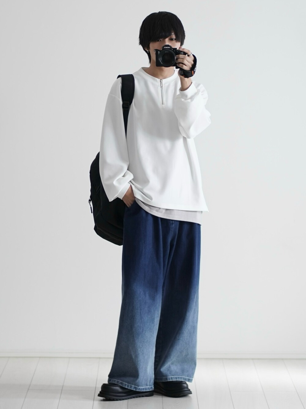 「お出かけコーデ、古着MIX、秋服準備はじめました、リュック、ロンT、厚底シューズ、ローファー、秋コーデ、シンプルコーデ、プチプラ、グラデーションデニム、デニム、デニムパンツ、デートコーデ、きれいめカジュアル」｜「ETELIOのグラデーションワイドバギーデニムパンツ（デニムパンツ、ブルー系）」を使った、こーせ︎︎︎︎︎︎︎︎さん（メンズ・169cm）の夏コーディネートの1枚目の写真