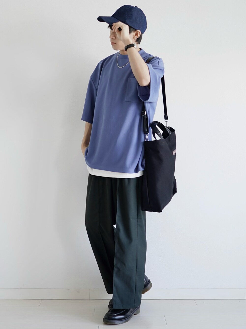 ブルー系のTシャツ/カットソー、ベージュ系のTシャツ/カットソー、ブラック系のトートバッグを着用したメンズの春コーディネートの1枚目の写真