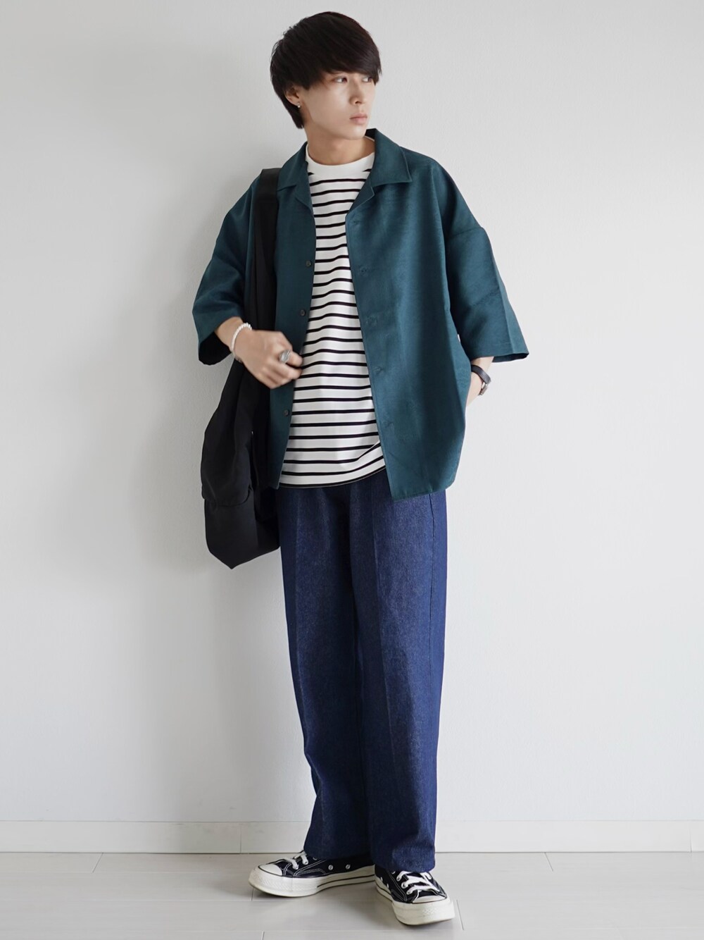 ホワイト系のTシャツ/カットソー、ブルー系のデニムパンツ、ブラック系のショルダーバッグを着用したメンズの夏コーディネートの1枚目の写真