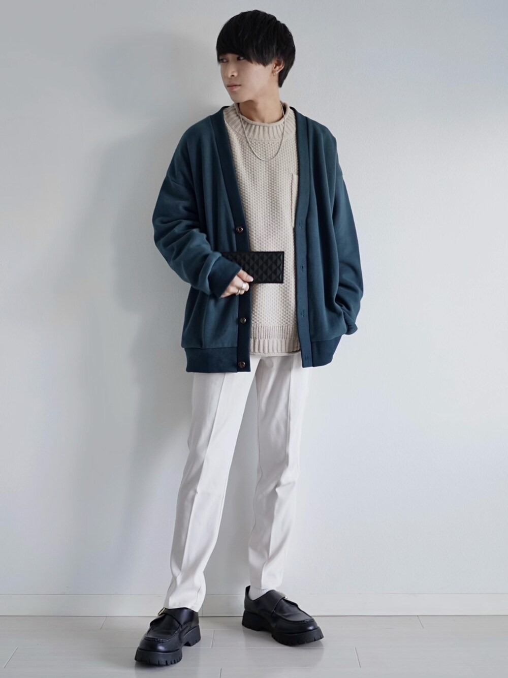 「カーディガン、グリーン、カラーニット、スラックス、白パンツ、レースアップシューズ、ローファー、厚底シューズ、シンプルコーデ、プチプラ、ETELIO、エテリオ、春コーデ、春ニット、淡色コーデ」｜「ETELIOのルーズフィットコットンカーディガン（カーディガン/ボレロ、ブルー系）」を使った、こーせ︎︎︎︎︎︎︎︎さん（メンズ・169cm）の冬コーディネートの1枚目の写真