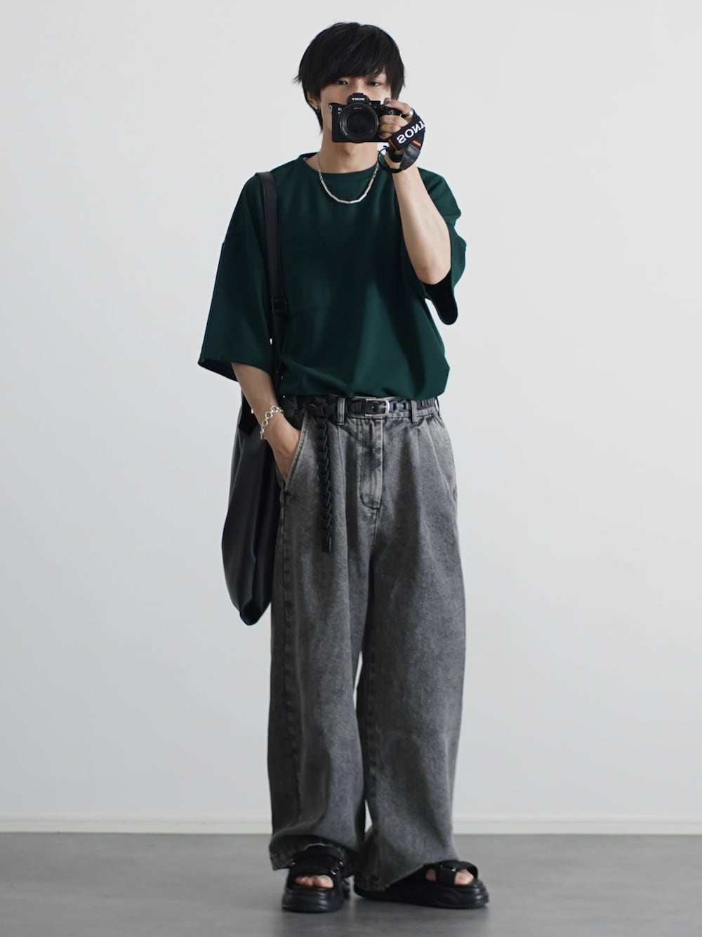 「スポーツミックス、サンダル、雨の日コーデ、ショルダーバッグ、デニム、デニムパンツ、Tシャツ、低身長コーデ、夏コーデ、デートコーデ、シンプルコーデ、プチプラ、きれいめカジュアル、休日スタイル、ワイドパンツ」｜「ETELIOの【25SS】【2点セット】接触冷感/抗菌防臭　梨地ポケット付きクルービッグTシャツ＆ロングタンクトップアンサンブルセット リニューアル（Tシャツ/カットソー、ブラック系）」を使った、こーせ︎︎︎︎︎︎︎︎さん（メンズ・169cm）の夏コーディネートの1枚目の写真