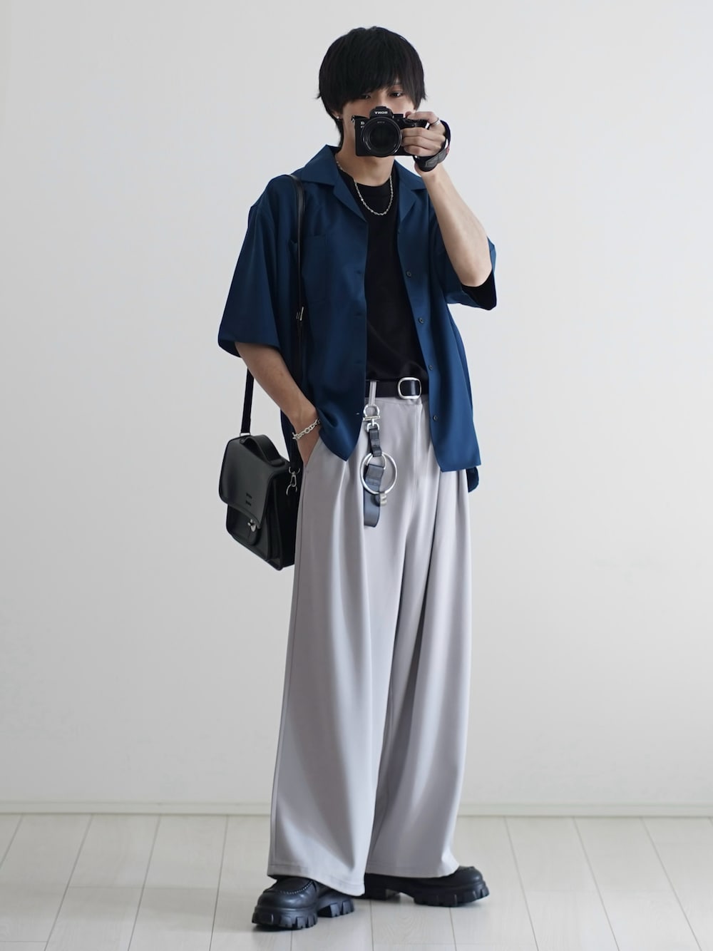 「PR、パステルカラー、シンプルコーデ、シャツスタイル、タックイン、ショルダーバッグ、白パンツ、低身長コーデ、プチプラ、きれいめカジュアル、休日スタイル、淡色コーデ、ローファー、ワイドパンツ、スラックス」｜「Confirmの24SS 4WAYストレッチ オープンカラールーズシャツ ユニセックス【Confirm】（シャツ/ブラウス、ブルー系）」を使った、こーせ︎︎︎︎︎︎︎︎さん（メンズ・169cm）の春コーディネートの1枚目の写真