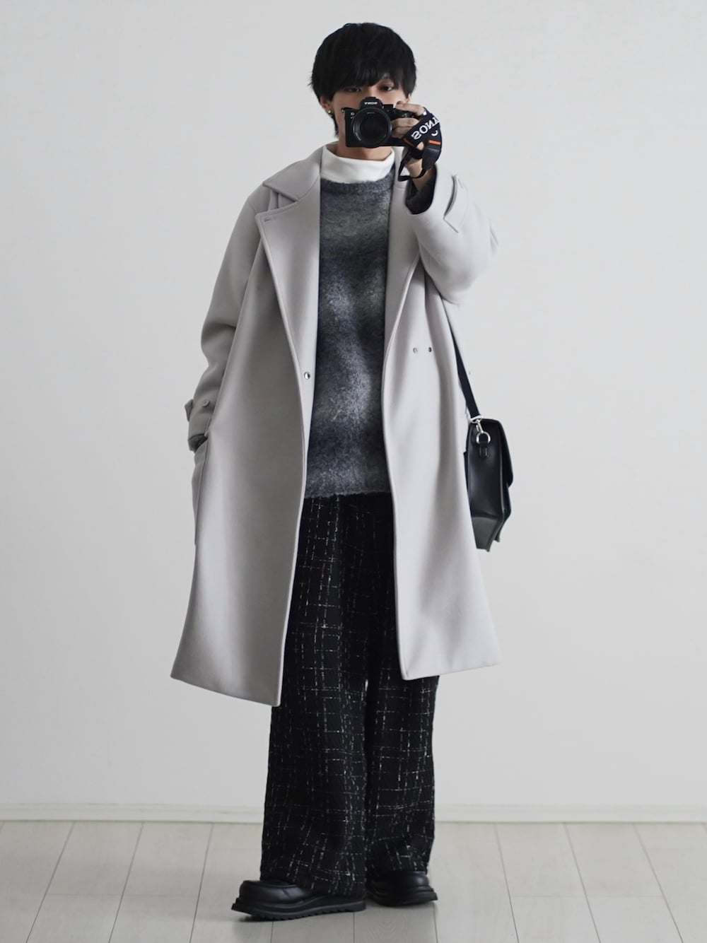 「ホワイトコーデ、クリスマスに着たい服、タートルネック、モックネック、ロングコート、冬コーデ、冬アウター、モノトーン、テーマパークコーデ、マイベストコーデ2024、シンプルコーデ、プチプラ、きれいめカジュアル、休日スタイル、チェスターコート」｜「ETELIOのメルトンダブルオーバーチェスターコート（チェスターコート、グレー系）」を使った、こーせ︎︎︎︎︎︎︎︎さん（メンズ・169cm）の冬コーディネートの1枚目の写真