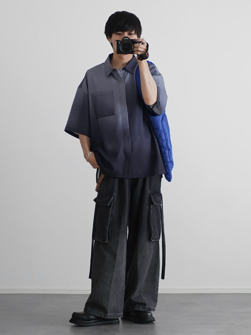 「夏ルックで気分アップ、柄シャツ、アウトドアスタイル、厚底シューズ、トートバッグ、デニム、デニムパンツ、半袖シャツ、シャツスタイル、お出かけコーデ、テーマパークコーデ、シンプルコーデ、プチプラ、きれいめカジュアル、休日スタイル」｜「MAISON SPECIALのMulti-Fabric Puffer Tote Bag/マルチファブリックパッファーバッグ【MAISON SPECIAL/メゾンスペシャル】（トートバッグ、ブルー系）」を使った、こーせ︎︎︎︎︎︎︎︎さん（メンズ・169cm）の夏コーディネートの1枚目の写真