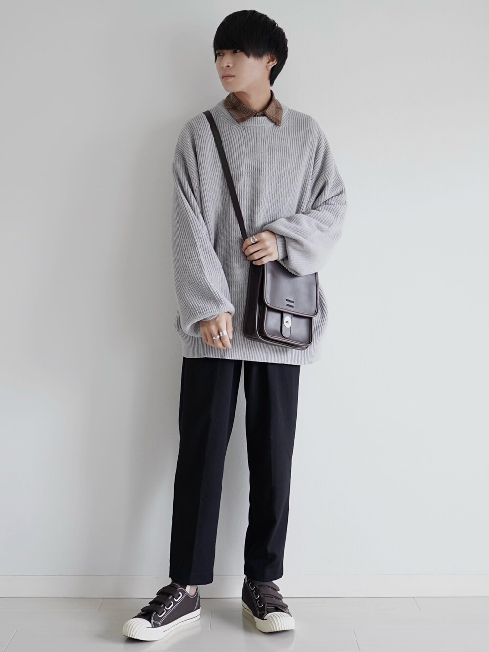 ブラウン系のシャツ/ブラウス、ブラウン系のショルダーバッグ、ブラック系のその他パンツを着用したメンズの冬コーディネートの1枚目の写真