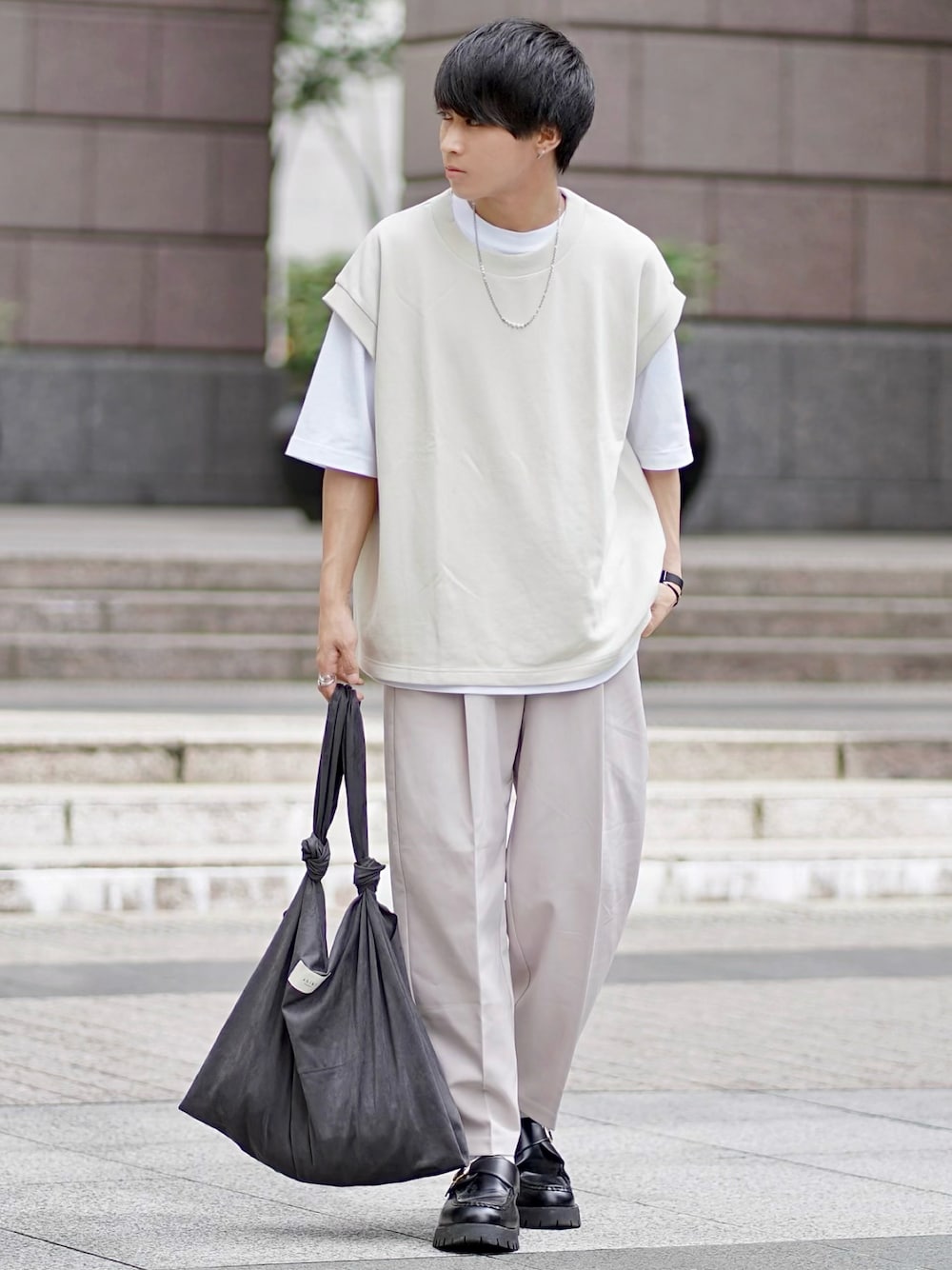 ベージュ系のベスト、ホワイト系のTシャツ/カットソー、ホワイト系のパンツを着用したメンズの夏コーディネートの1枚目の写真