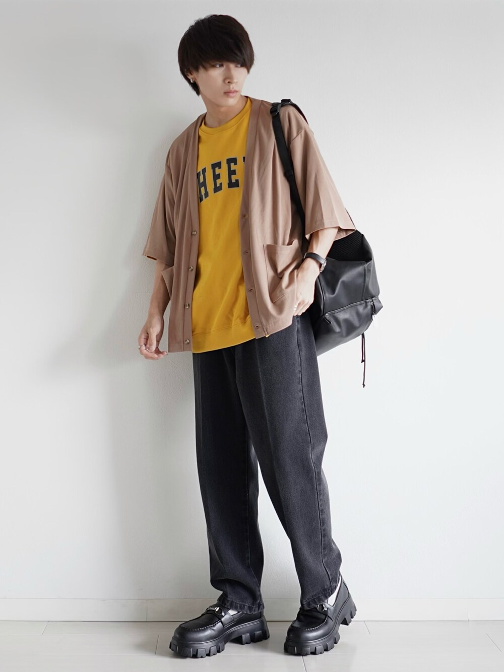 ベージュ系のカーディガン/ボレロ、イエロー系のスウェット、ブラック系のデニムパンツを着用したメンズの夏コーディネートの1枚目の写真