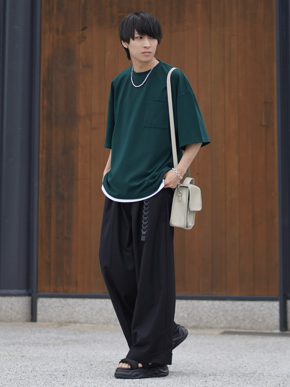 「スポーツミックス、レイヤードスタイル、スラックス、ワイドパンツ、サンダル、ショルダーバッグ、Tシャツ、低身長コーデ、デートコーデ、シンプルコーデ、プチプラ、きれいめカジュアル、休日スタイル、雨の日コーデ、お出かけコーデ」｜「ETELIOの【25SS】【2点セット】接触冷感/抗菌防臭　梨地ポケット付きクルービッグTシャツ＆ロングタンクトップアンサンブルセット リニューアル（Tシャツ/カットソー、ブラック系）」を使った、こーせ︎︎︎︎︎︎︎︎さん（メンズ・169cm）の夏コーディネートの1枚目の写真