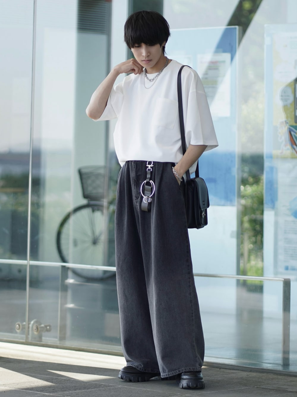 ホワイト系のTシャツ/カットソー、ブラック系のデニムパンツ、ブラック系のローファーを着用したメンズの夏コーディネートの1枚目の写真