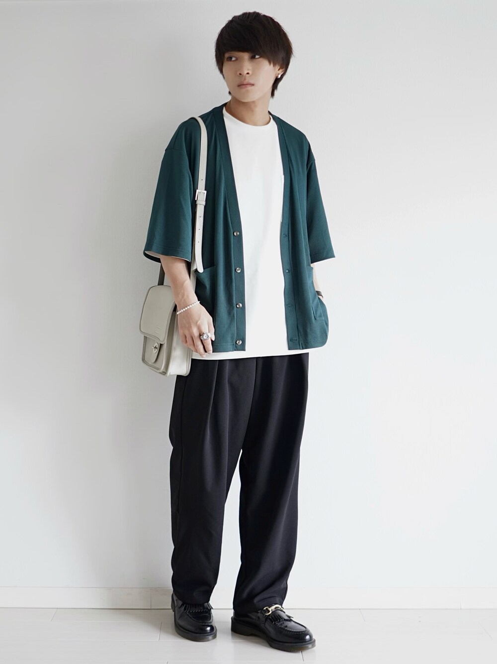 ブルー系のカーディガン/ボレロ、ホワイト系のTシャツ/カットソー、ブラック系のその他パンツを着用したメンズの夏コーディネートの1枚目の写真