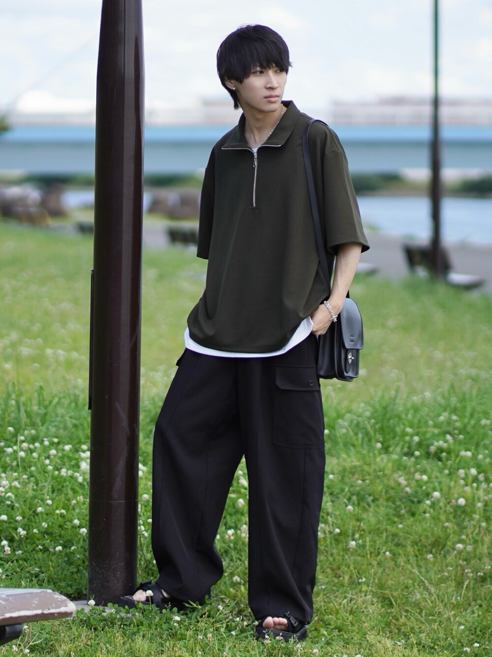 グリーン系のTシャツ/カットソー、ブラック系のカーゴパンツ、ブラック系のサンダルを着用したメンズの夏コーディネートの1枚目の写真