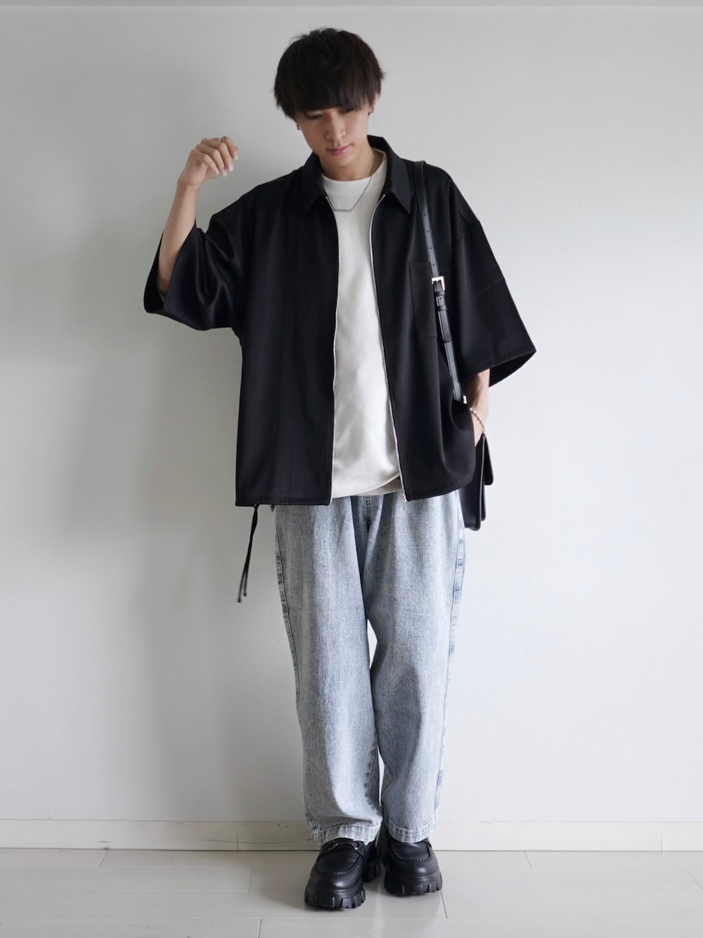 「シャツスタイル、レイヤードスタイル、デニム、デニムパンツ、ローファー、厚底シューズ、革靴、夏コーデ、シンプルコーデ、プチプラ、きれいめカジュアル、休日スタイル、ビッグシルエット、ETELIO、みんなの白Tフェス」｜「ETELIOのビッグシルエットスリット入りサイドレースジップシャツ（シャツ/ブラウス、ブラック系）」を使った、こーせ︎︎︎︎︎︎︎︎さん（メンズ・169cm）の春コーディネートの1枚目の写真