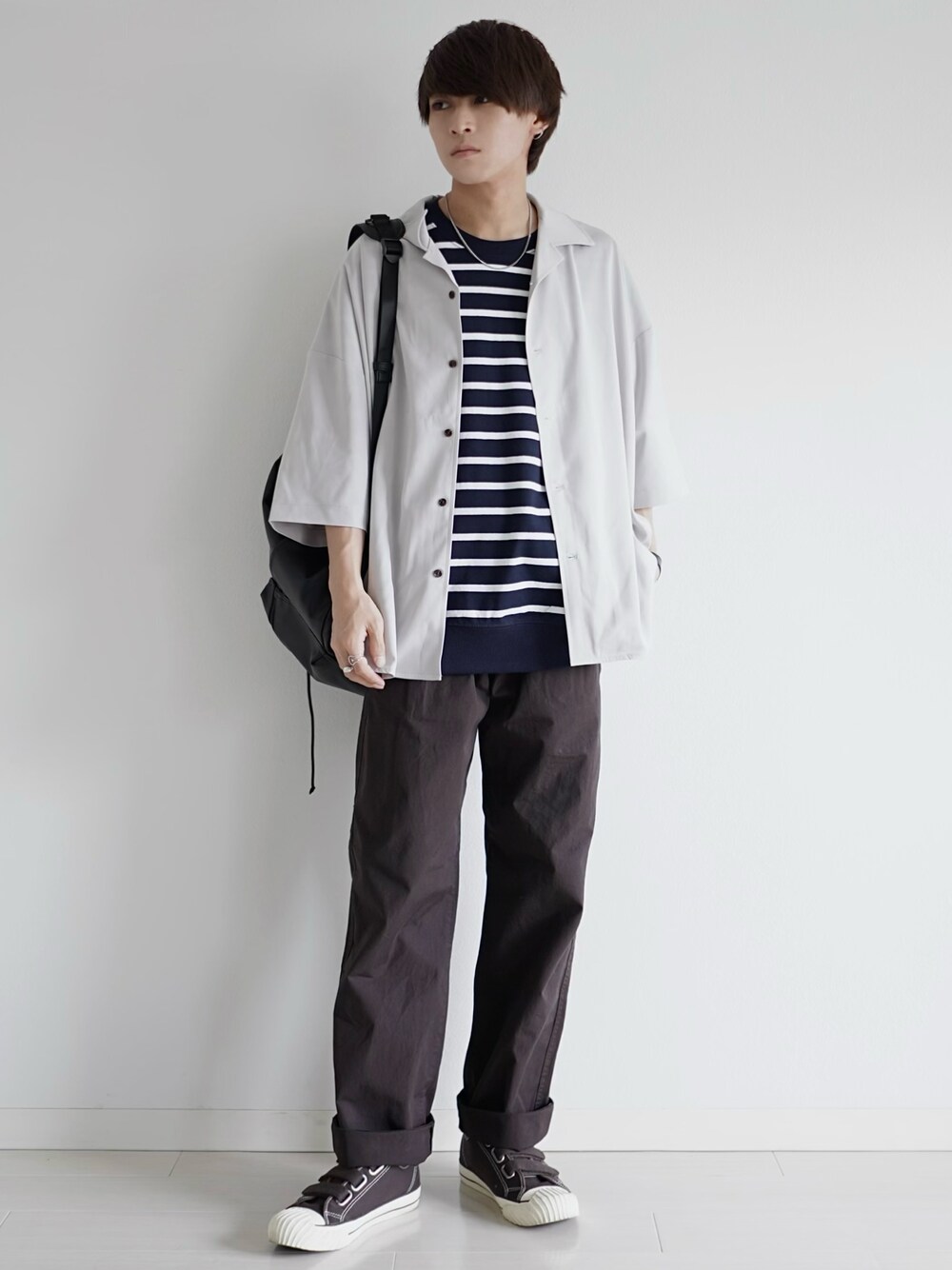 グレー系のシャツ/ブラウス、ブルー系のトップス、ブラウン系のその他パンツを着用したメンズの春コーディネートの1枚目の写真