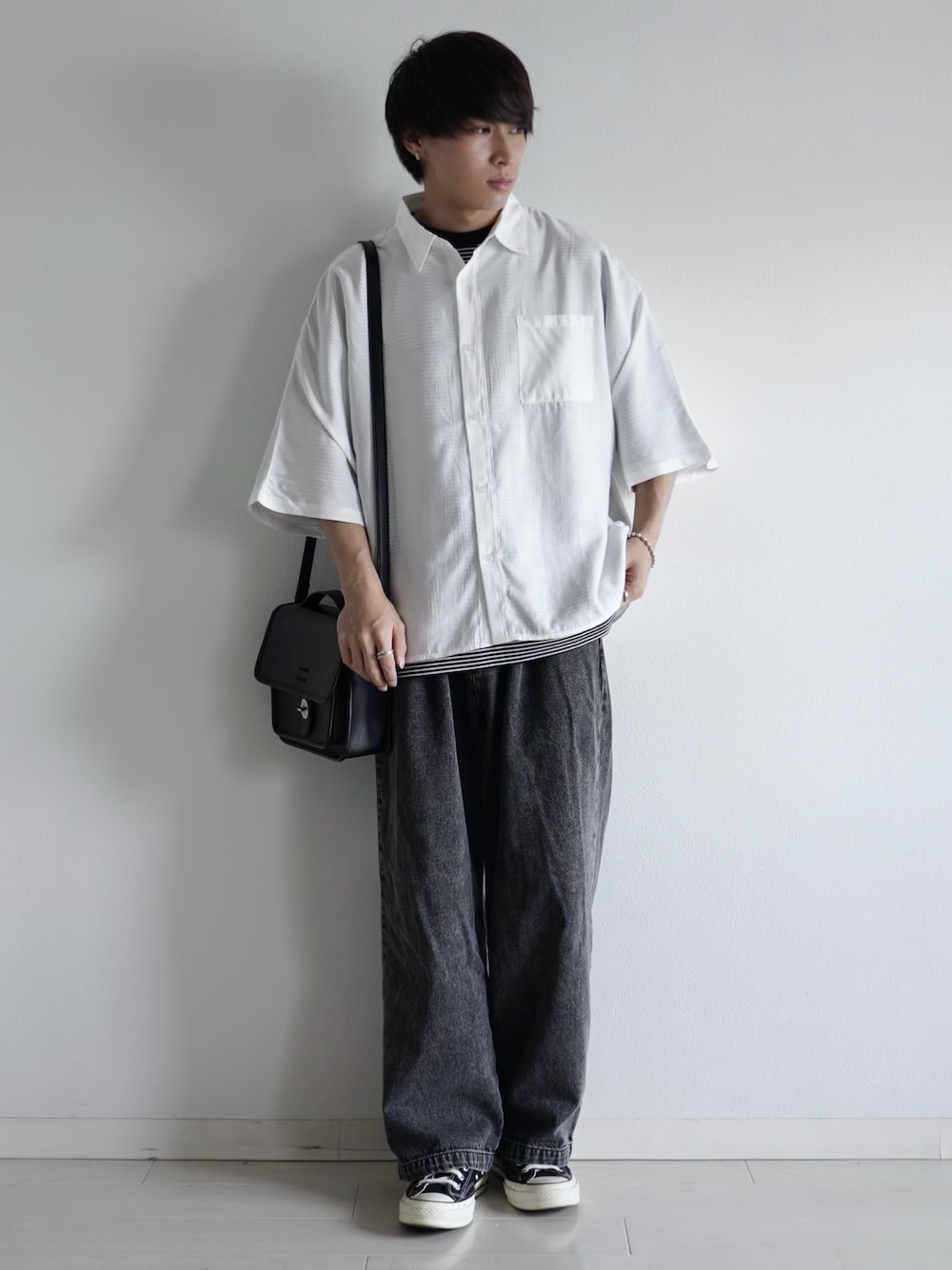 「シャツスタイル、シャツ、シアーシャツ、レイヤードスタイル、白シャツ、デニム、デニムパンツ、スニーカー、コンバース、ショルダーバッグ、夏コーデ、シンプルコーデ、プチプラ、きれいめカジュアル、休日スタイル」｜「ASTRONOMYのシアードルマンシャツ（シャツ/ブラウス、ホワイト系）」を使った、こーせ︎︎︎︎︎︎︎︎さん（メンズ・169cm）の夏コーディネートの1枚目の写真