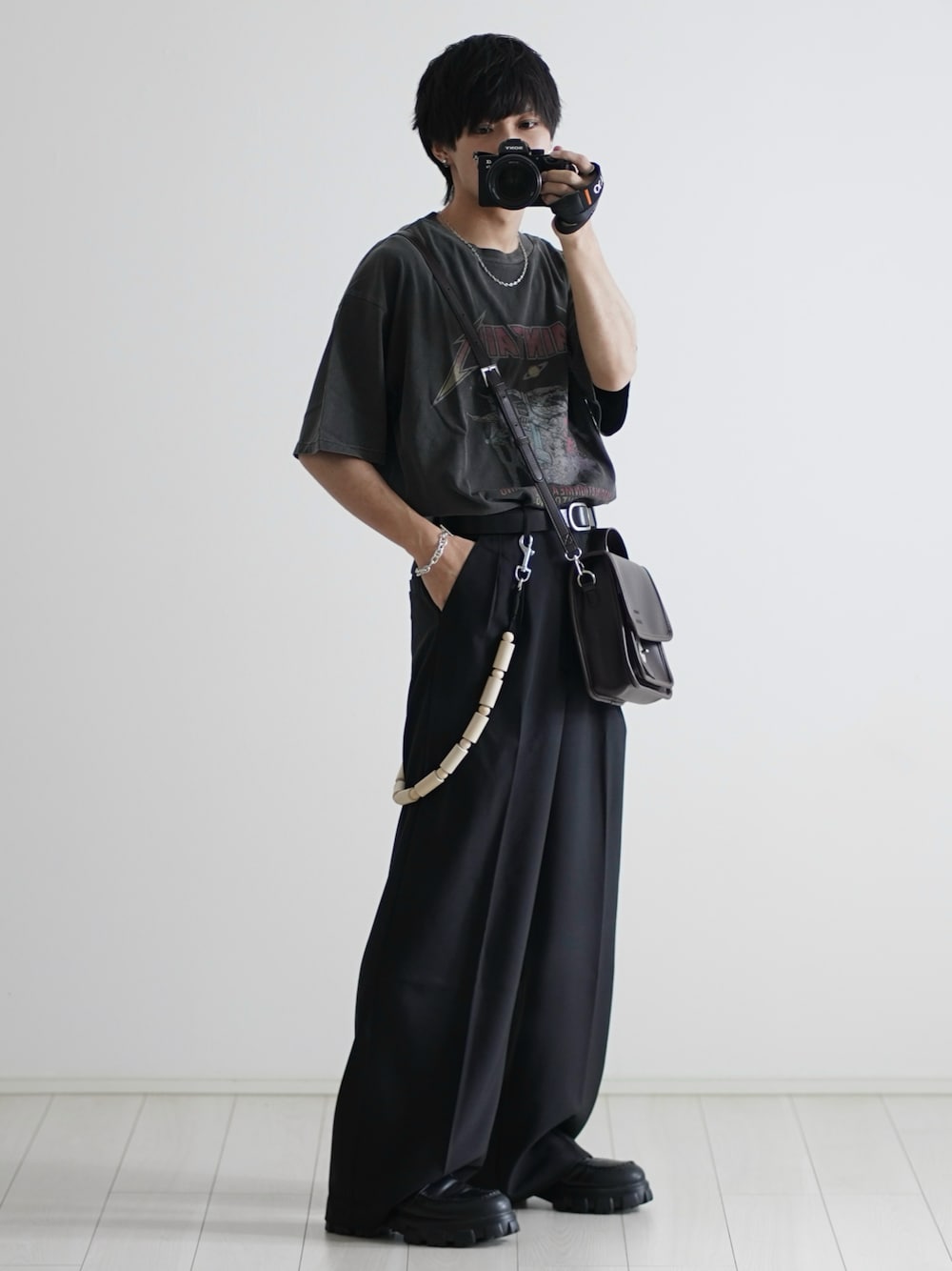 グレー系のTシャツ/カットソー、ブラック系のデニムパンツ、ブラウン系のショルダーバッグを着用したメンズの夏コーディネートの1枚目の写真
