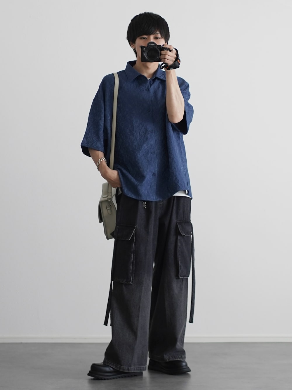 「柄シャツ、アウトドアスタイル、古着MIX、半袖シャツ、デニム、デニムパンツ、カーゴパンツ、厚底シューズ、ショルダーバッグ、お出かけコーデ、夏コーデ、シャツスタイル、シンプルコーデ、プチプラ、きれいめカジュアル」｜「ETELIOの総柄ジャガードワイドドレープ半袖シャツ（シャツ/ブラウス、グレー系）」を使った、こーせ︎︎︎︎︎︎︎︎さん（メンズ・169cm）の夏コーディネートの1枚目の写真