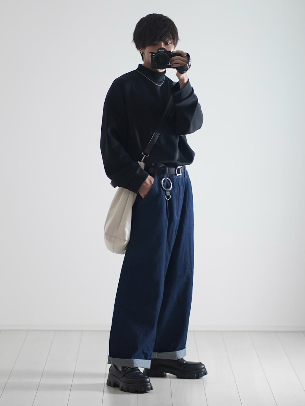 ブラック系のTシャツ/カットソー、ホワイト系のトートバッグ、ブルー系のデニムパンツを着用したメンズの夏コーディネートの1枚目の写真