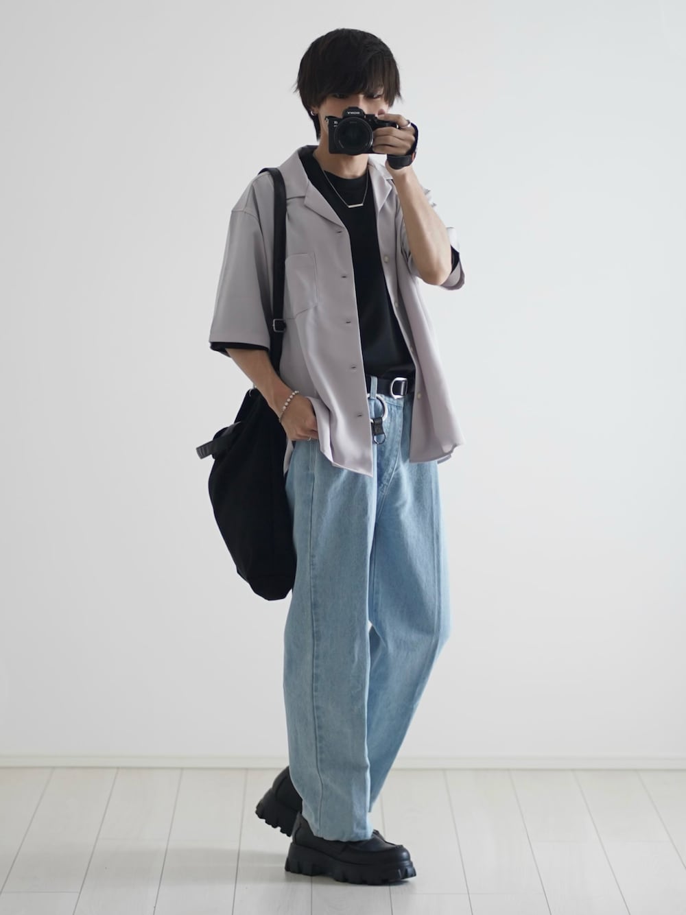 ベージュ系のシャツ/ブラウス、ブラック系のTシャツ/カットソー、ブルー系のデニムパンツを着用したメンズの夏コーディネートの1枚目の写真