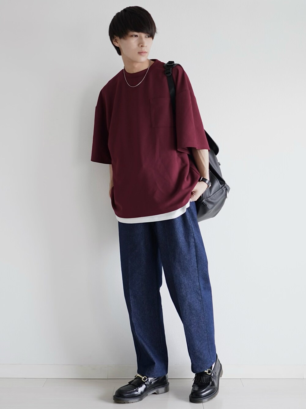 レッド系のTシャツ/カットソー、ブラック系のバックパック/リュック、ブラック系のドレスシューズを着用したメンズの夏コーディネートの1枚目の写真