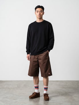 「Dickies（ディッキーズ）のDickies/ディッキーズ 13インチポケットワークショーツ shorts チノパンツ スケーターショーツ ハーフパンツ カラーパンツ 2026年 夏 夏服（チノパンツ、ブラウン系）」を使った、mikiさん（メンズ・178cm）の夏コーディネート