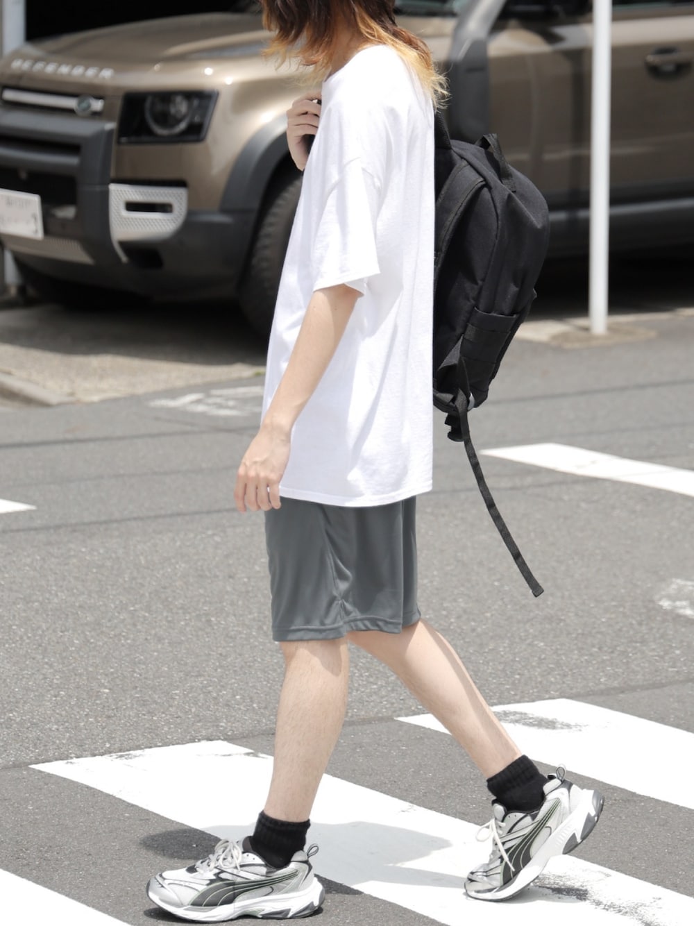 ブラック系のその他パンツ、ホワイト系のTシャツ/カットソーを着用したメンズの夏コーディネートの1枚目の写真