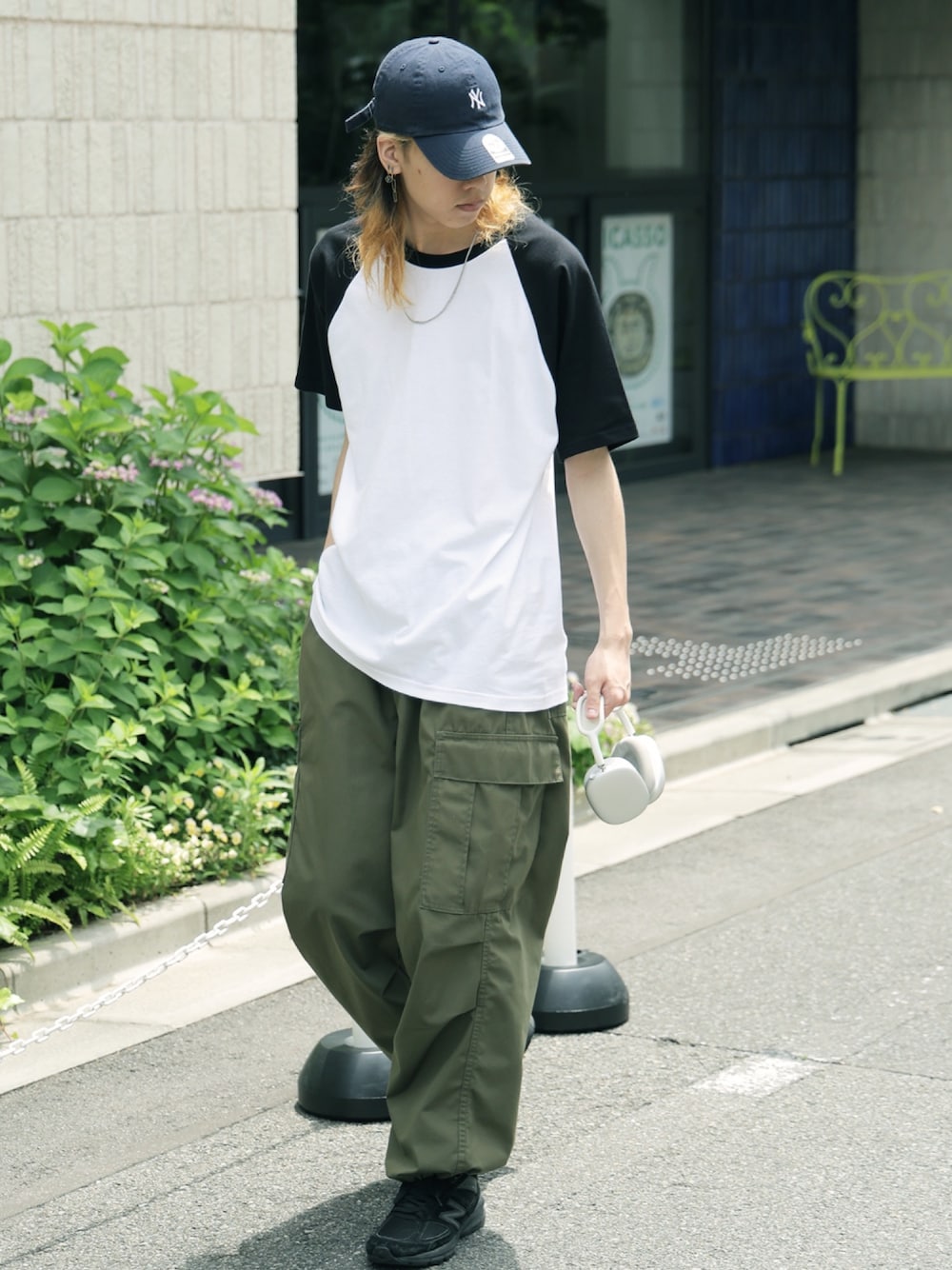 ホワイト系のTシャツ/カットソーを着用したメンズの夏コーディネートの1枚目の写真