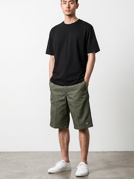 「Dickies（ディッキーズ）のDickies/ディッキーズ 13インチポケットワークショーツ shorts チノパンツ スケーターショーツ ハーフパンツ カラーパンツ 2026年 夏 夏服（チノパンツ、グリーン系）」を使った、mikiさん（メンズ・178cm）の夏コーディネート