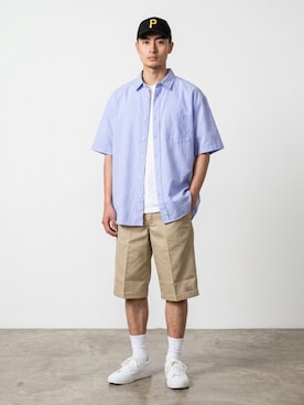 「Dickies（ディッキーズ）のDickies/ディッキーズ 13インチポケットワークショーツ shorts チノパンツ スケーターショーツ ハーフパンツ カラーパンツ 2026年 夏 夏服（チノパンツ、ベージュ系）」を使った、mikiさん（メンズ・178cm）の夏コーディネート