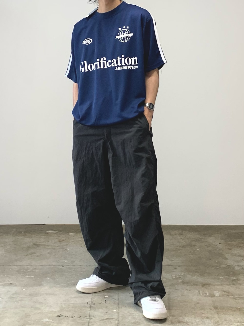 「夏コーデ、プチプラ、スポーツミックス、モノトーン、ロゴT、韓国ファッション、テーマパークコーデ、シンプル、厚底シューズ、アウトドアスタイル、休日スタイル、ブラックコーデ、スニーカー」｜「ROOPTOKYOのユニホームデザインTシャツ（Tシャツ/カットソー、ブルー系）」を使った、mikiさん（メンズ・170cm）の夏コーディネートの1枚目の写真