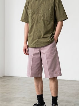 「Dickies（ディッキーズ）のDickies/ディッキーズ 13インチポケットワークショーツ shorts チノパンツ スケーターショーツ ハーフパンツ カラーパンツ 2026年 夏 夏服（チノパンツ、ピンク系）」を使った、mikiさん（メンズ・178cm）の夏コーディネート