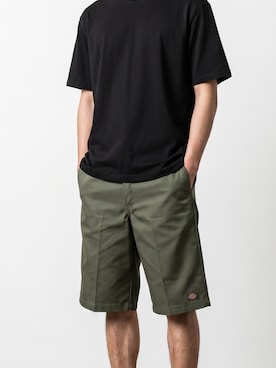 「Dickies（ディッキーズ）のDickies/ディッキーズ 13インチポケットワークショーツ shorts チノパンツ スケーターショーツ ハーフパンツ カラーパンツ 2026年 夏 夏服（チノパンツ、グリーン系）」を使った、mikiさん（メンズ・178cm）の夏コーディネート