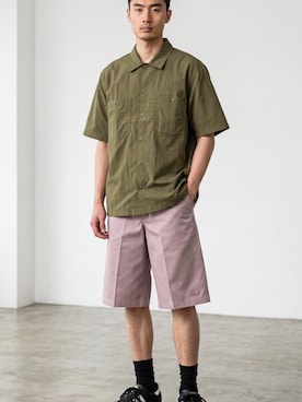 「Dickies（ディッキーズ）のDickies/ディッキーズ 13インチポケットワークショーツ shorts チノパンツ スケーターショーツ ハーフパンツ カラーパンツ 2026年 夏 夏服（チノパンツ、ピンク系）」を使った、mikiさん（メンズ・178cm）の夏コーディネート