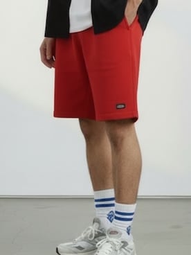 「アイテム（チノパンツ、レッド系）」を使った、mikiさん（メンズ・178cm）の夏コーディネート