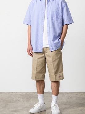 「Dickies（ディッキーズ）のDickies/ディッキーズ 13インチポケットワークショーツ shorts チノパンツ スケーターショーツ ハーフパンツ カラーパンツ 2026年 夏 夏服（チノパンツ、ベージュ系）」を使った、mikiさん（メンズ・178cm）の夏コーディネート
