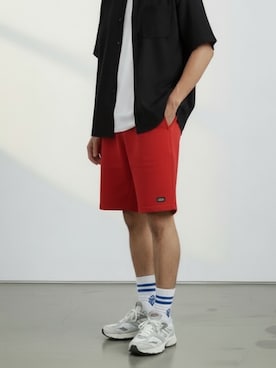 「アイテム（チノパンツ、レッド系）」を使った、mikiさん（メンズ・178cm）の夏コーディネート