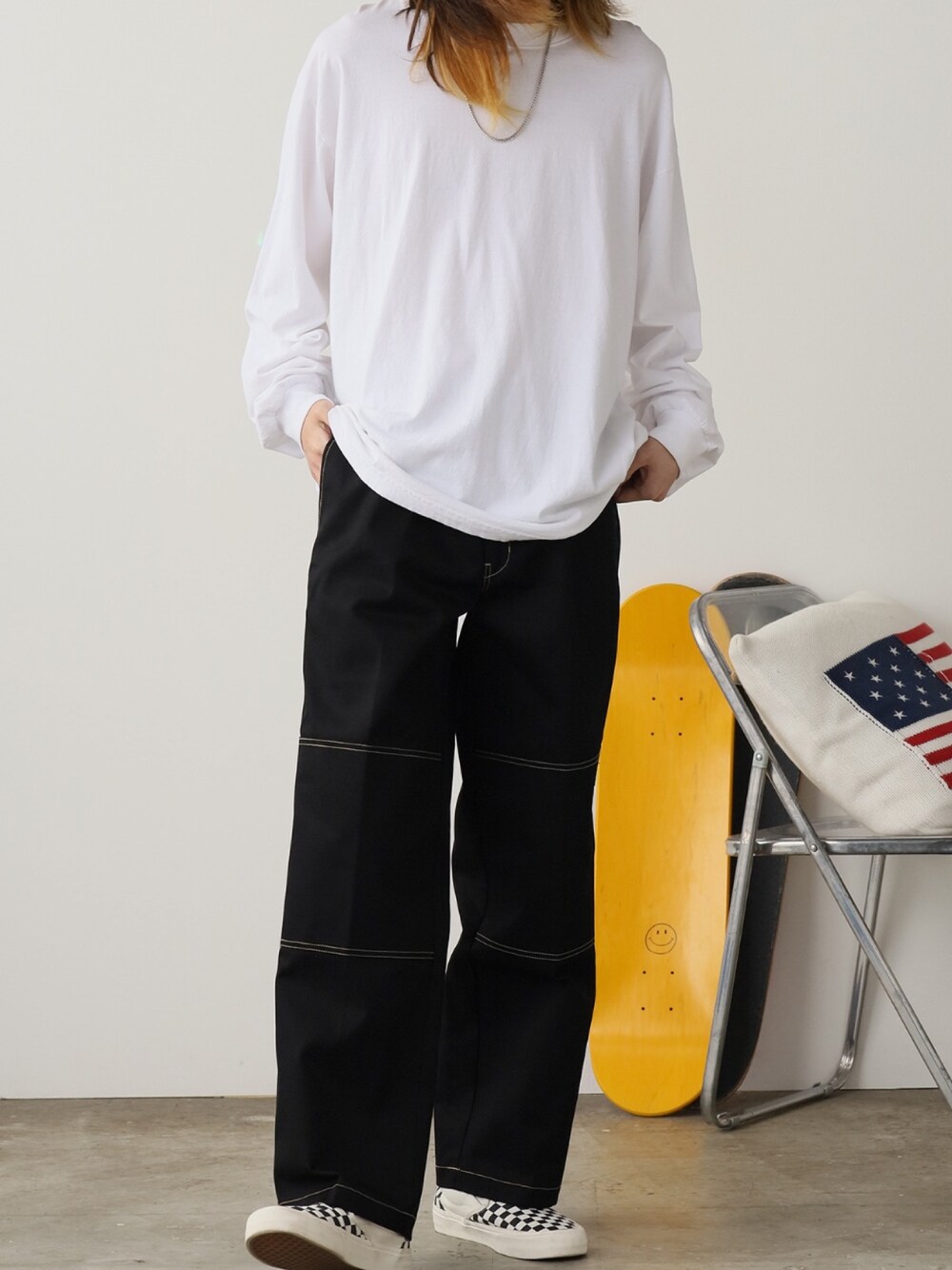 ブラック系のチノパンツ、ホワイト系のTシャツ/カットソーを着用したメンズの春コーディネートの1枚目の写真