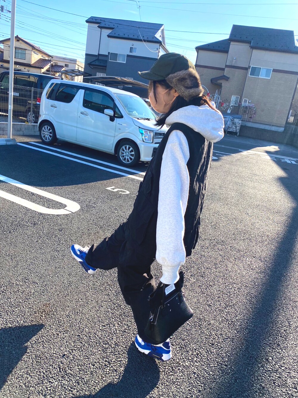 「休日スタイル、ストリート、カジュアル、今日のコーデ、スニーカーコーデ、ビッグシルエット、シンプル、おしゃれさんと繋がりたい」｜「GUのアイテム（パーカー、グレー系）」を使った、えりかさん（レディース・163cm）の冬コーディネートの1枚目の写真
